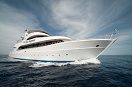 Общий вид яхта Sea Serpent несётся по волнам
